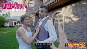 izli cuckold çift evlenmeye karar verir ve düğünleri için salon bakmaya giderler. bu sırada sapık ve milletin karısına göz koyan eleman gelir. gelini aşırı seksi bulur. onlara kendi çiftliğinde düğün yapmayı ve göstermek için davet etmeye başlar. çiftliğe giderler. damadı kenara çeker ve karını bana siktirirsen düğünüzü bedava yaparım der. cuckold olan damat hem parasızlık hemde fantazisi olduğu için kabul eder. karısını paylaşmaktan zevk alan cuckold koca düğün için mekan bakarlarken zengin mekan sahibine denk gelir. karısıyla düğün salonu bakarken zengin iş adamı onları davet eder ve kabul ederler. gelin salona bakarken damatla patron konuşmaya başlar. patron damadın parasının olmadığını anlar ve ona karısını siktirmesi karşılığında düğün masraflarını karşılayacığını söyler. damat geline teklifi sunar. patronun yanına gelip onu yere yatırır ve muhteşem ağzıyla sakso çekmeye başlar. saksosuyla zevkten delirttiği patronu taş gibi olmuş sikiyle gelinliği üzerinde kadını yere yartırır ve kocasının önünde sikmeye başlar Yasak bir arzu ve baştan çıkarma hikâyesinde, karısını başkalarıyla paylaşmaktan zevk alan boynuzlu bir kocayla tanışıyoruz. Mükemmel düğün mekânını ararlarken yolları, onları işletmesine davet eden zengin bir mekân sahibiyle kesişir. Çift daveti kabul edip mekânı keşfetmeye başlarken, müstakbel damat zengin iş adamıyla sohbete dalar. Sohbet sırasında iş adamı, damadın düğün masraflarını karşılayabilecek durumda olmadığını fark eder ve müstakbel gelinle seks yapma fırsatı karşılığında masrafları karşılamayı teklif eder. Damat bu teklifi nişanlısına sunar ve nişanlısı da iş adamının arzularını yerine getirmeyi kabul eder. Gelin işadamının önünde diz çöktüğünde, zarif ağzı unutulmaz bir zevk eylemi gerçekleştirir ve onu heyecandan nefessiz bırakır. İşadamı onu yere yatırır ve vücudunun ırzına geçer, kocası huşu içinde onu izlerken sertleşmiş penisini içine sokar. Hikâye, bu yasadışı ilişkiyi, her karakterin eylemlerinin ardındaki karmaşık duyguları ve motivasyonları inceleyerek takip eder. Damat, karısının başka bir adam tarafından alıkonulmasını izlerken kıskançlık ve tahrikle mücadele ederken, gelin de kendi arzuları ve korkularıyla boğuşur. İşadamı gelini giderek daha fazla takıntı haline getirir ve hikaye doruk noktasına ulaştığında bir dizi beklenmedik dönüşe yol açar. Her geçen an gerilim artar ve karakterleri, hayatlarını sonsuza dek değiştirecek nihai bir yüzleşmeye doğru sürükler. Sonunda, bu şehvet ve ihanet hikayesi, en karanlık dürtülerimize teslim olmanın yıkıcı sonuçlarına tanık olurken, kendi arzularımızı ve motivasyonlarımızı sorgulamamıza neden oluyor.